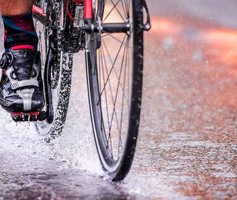 A TBC te dá 5 dicas sobre como pedalar na chuva com segurança!