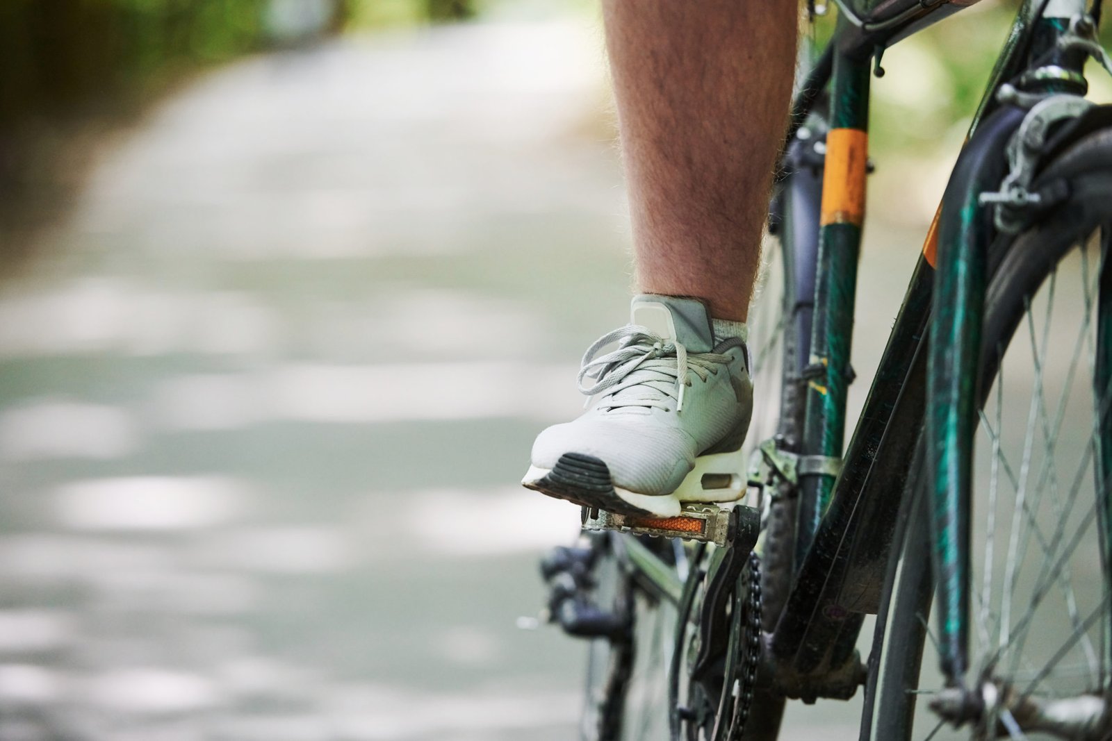 Como evitar cãibras durante o pedal?